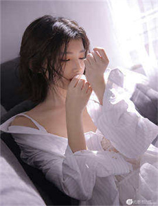 她写作业的时候上她